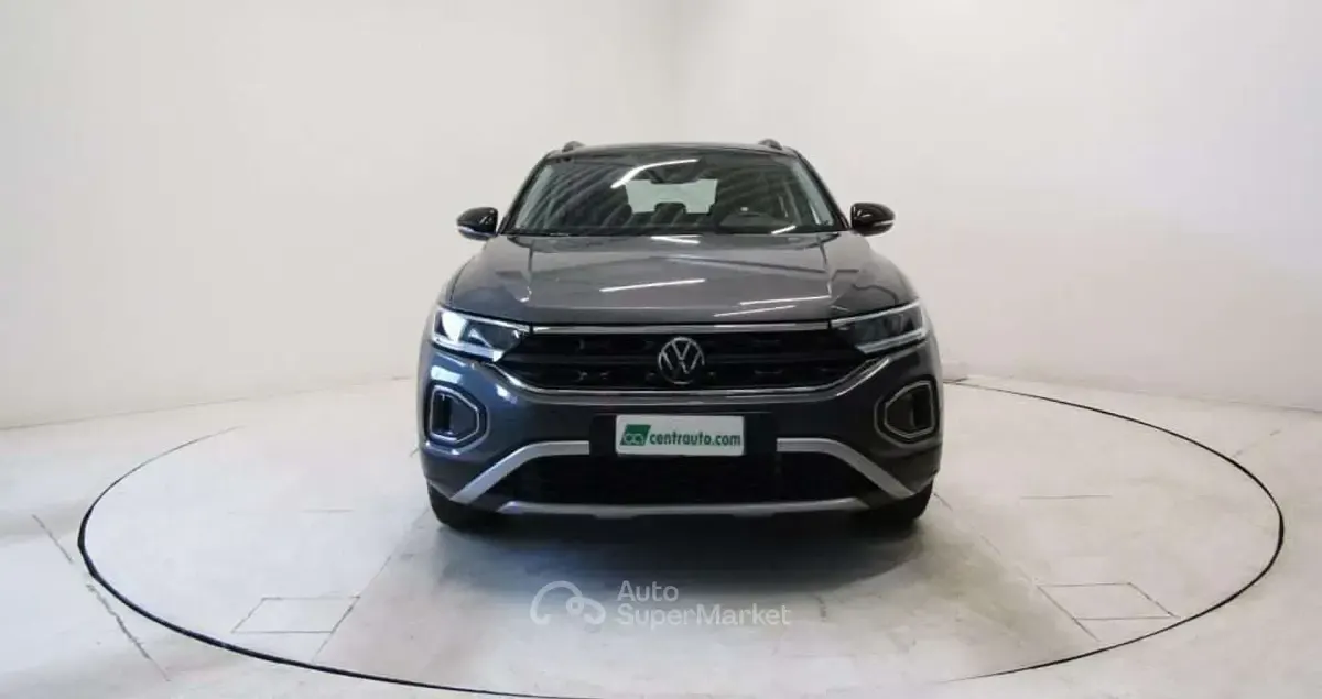 Usata VW T-Roc Life 150 CV (110 kW) 2023 Grigio/nero SUV