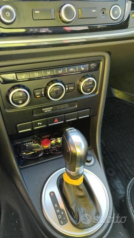 Usata VW Beetle 140 CV (102 kW) 2014 Bianco Utilitaria