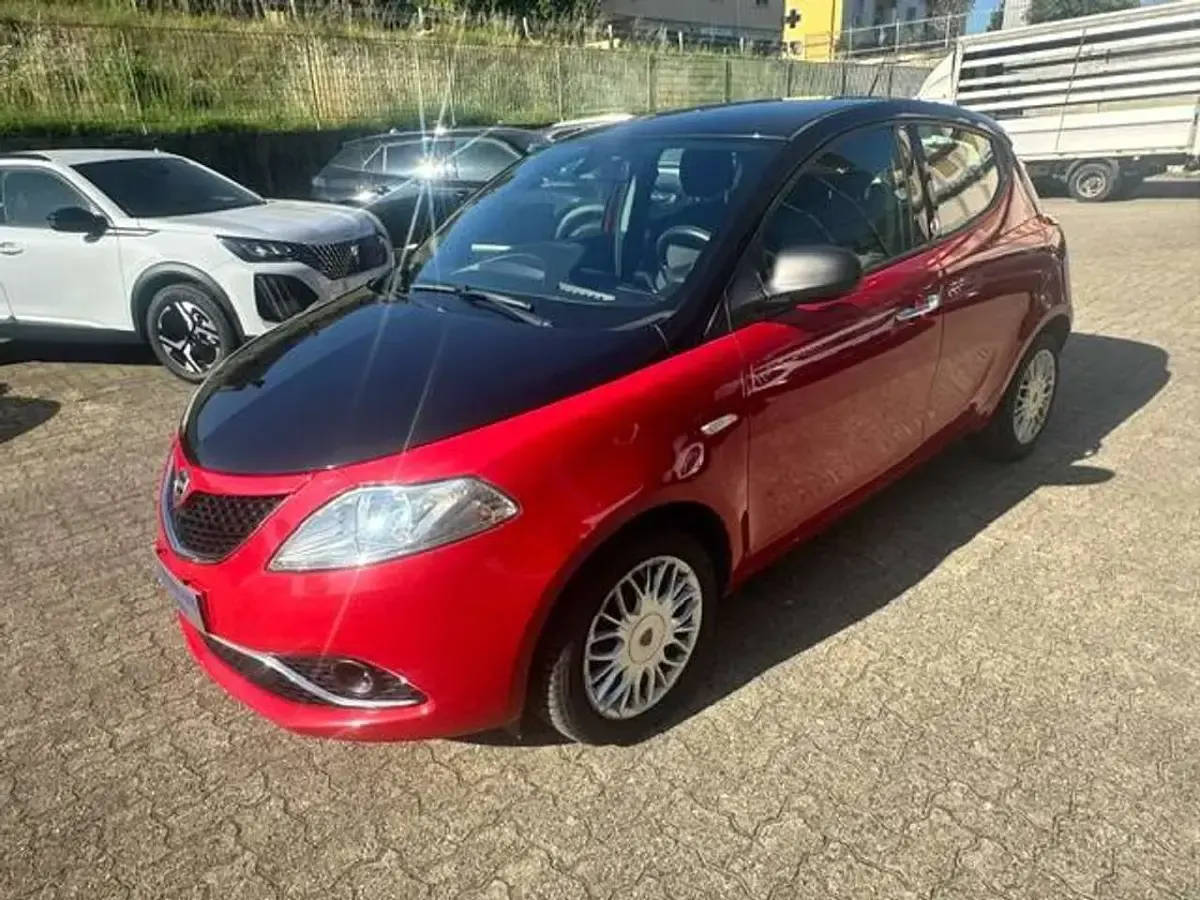 Usata Lancia Ypsilon Silver 69 CV (50 kW) 2017 Rosso Utilitaria