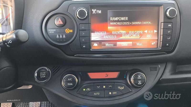 Usata Toyota Yaris Lounge 99 CV (72 kW) 2016 Rosso Berlina