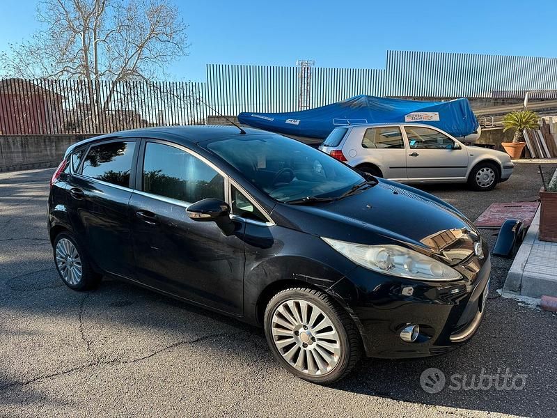 Nero Usata 2009 Ford Fiesta Tre volumi | 3400 € (Buon prezzo) - Immagine 1/4
