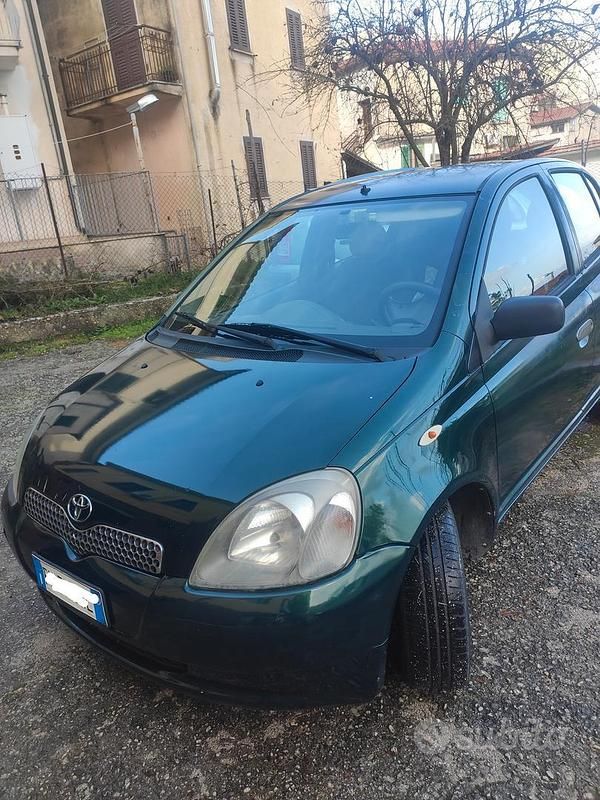 Verde Usata 2002 Toyota Yaris Due volumi | 1100 € (Buon prezzo) - Immagine 1/4