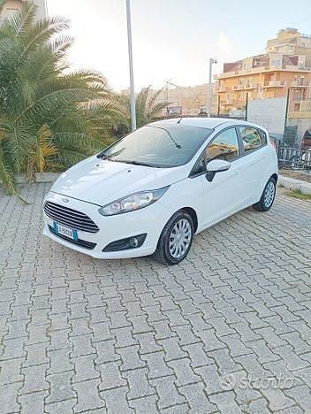 Usata Ford Fiesta Titanium 75 CV (55 kW) 2014 Bianco Utilitaria
