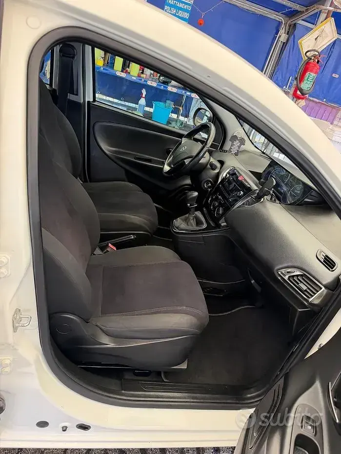 Usado Lancia Ypsilon 69 HP (50 kW) 2013 Branco Citadino