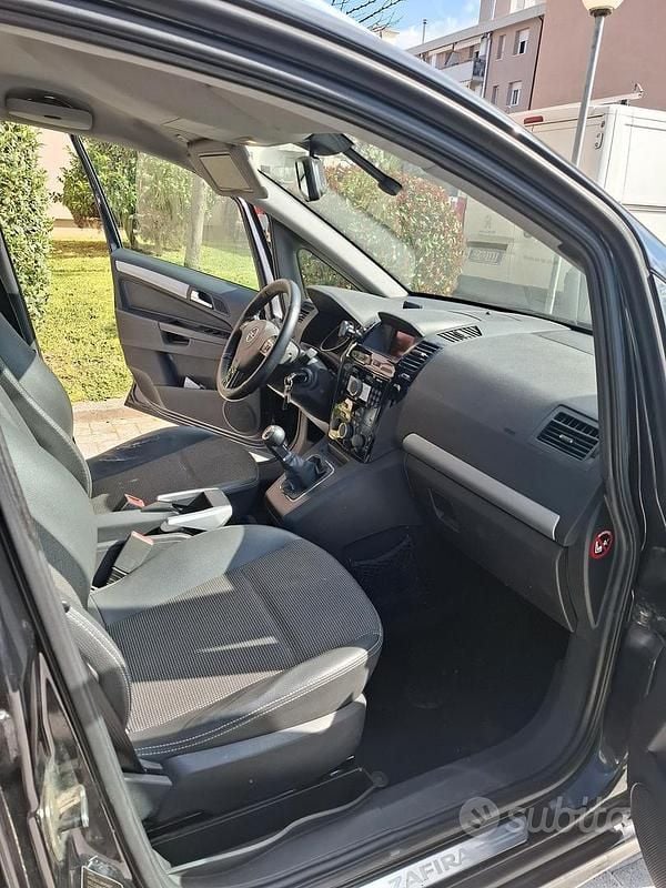 Usata Opel Zafira Cosmo 125 CV (91 kW) 2011 Nero Monovolume