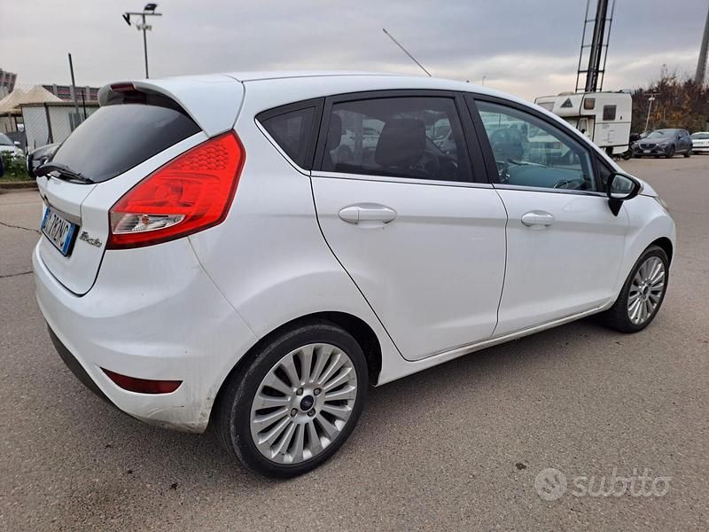 Usata Ford Fiesta 59 CV (43 kW) 2010 Bianco Utilitaria