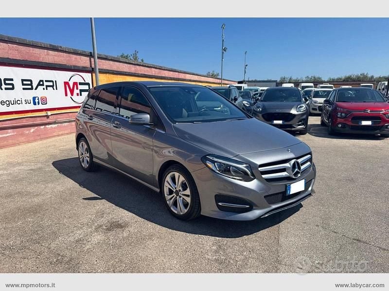 Usata Mercedes B180 Premium 116 CV (85 kW) 2018 Gray Monovolume