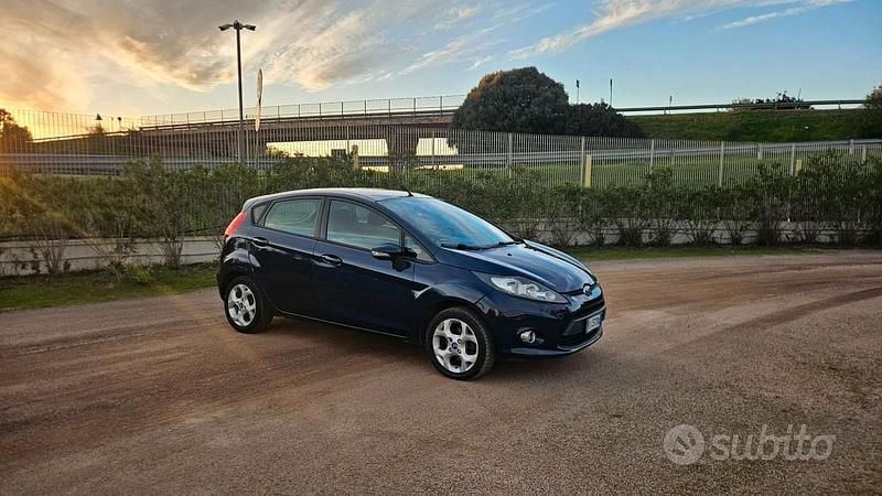 Usata Ford Fiesta Titanium 75 CV (55 kW) 2013 Blu Utilitaria