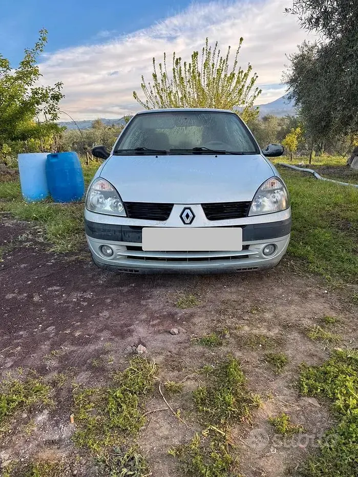 Usata Renault Clio 75 CV (55 kW) 2004 Grigio Utilitaria