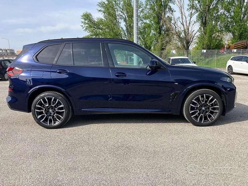Usata BMW X5 M Sport 352 CV (258 kW) 2025 Tanzanite blue metallizzato SUV