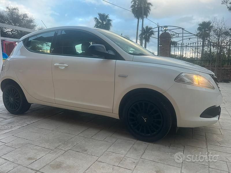 Usata Lancia Ypsilon 95 CV (69 kW) 2015 Utilitaria