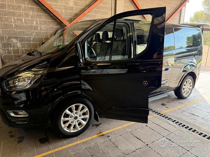 Usata Ford Tourneo 185 CV (136 kW) 2021 Nero Monovolume