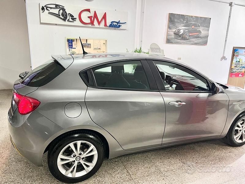 Usata Alfa Romeo Giulietta Distinctive 120 CV (88 kW) 2016 Grigio Utilitaria