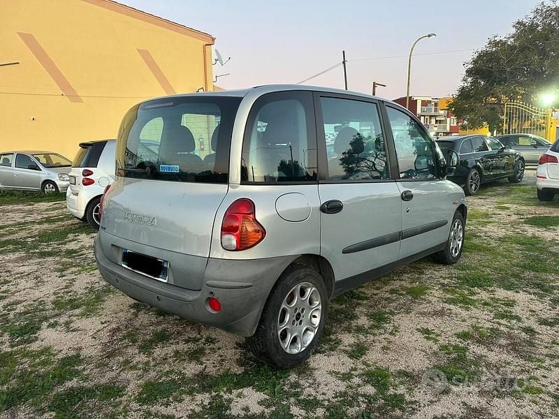 Usata Fiat Multipla 103 CV (75 kW) 2000 Grigio Monovolume