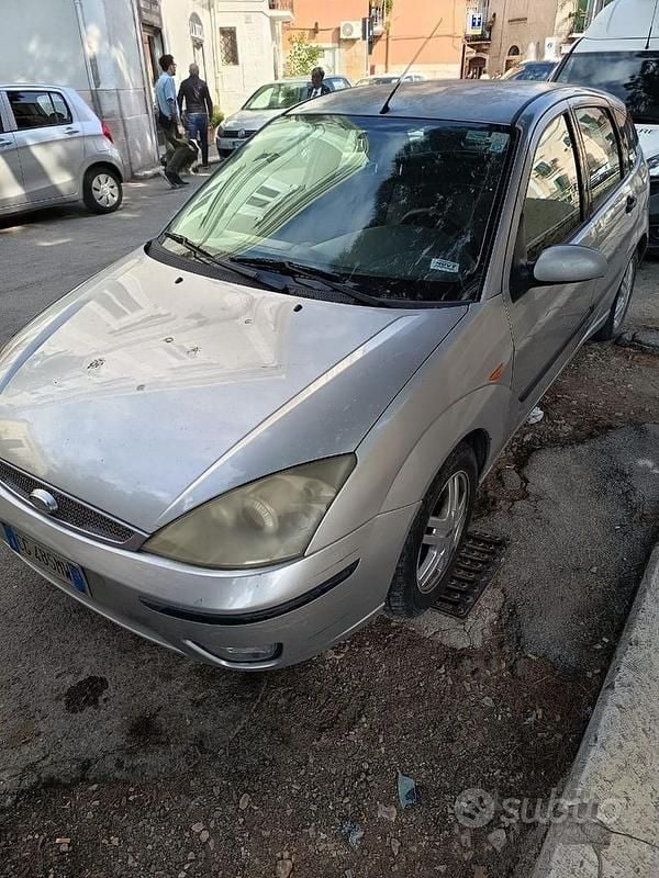 Begagnad Ford Focus 2003 Grå Sedan