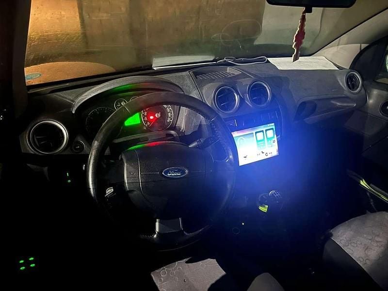 Usata Ford Fiesta Ghia 75 CV (55 kW) 2008 Grigio Utilitaria