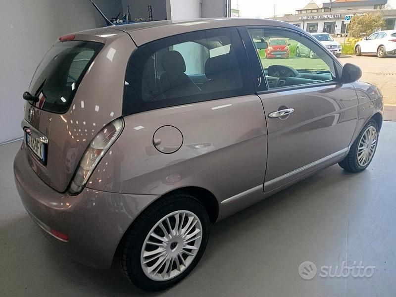 Usata Lancia Ypsilon Platinum 69 CV (50 kW) 2011 Viola Utilitaria