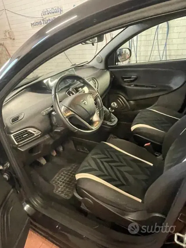Usata Lancia Ypsilon Gold 69 CV (50 kW) 2017 Nero Utilitaria