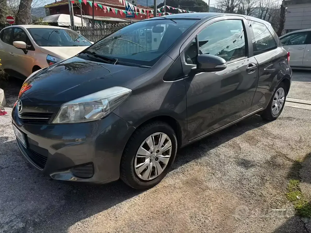Usata Toyota Yaris Active 69 CV (50 kW) 2012 Grigio Utilitaria