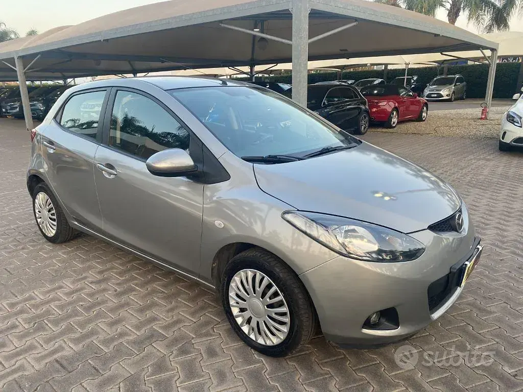 Usata Mazda 2 68 CV (50 kW) 2011 Grigio Utilitaria