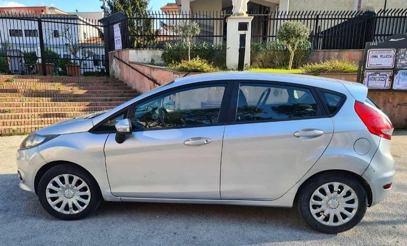 Usata Ford Fiesta 82 CV (60 kW) 2009 Argento Berlina