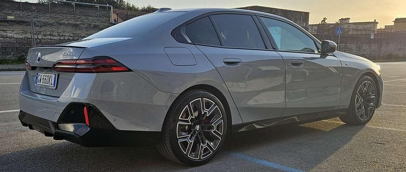 Usata BMW 520 M Sport 197 CV (144 kW) 2024 Grigio Berlina