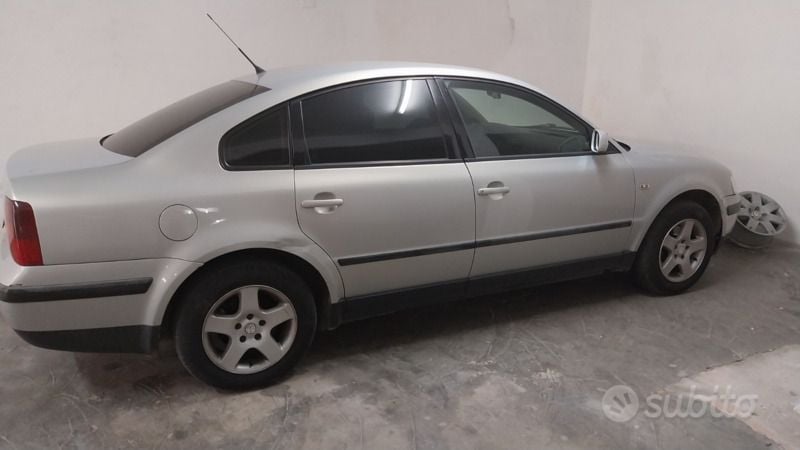 Usata VW Passat 75 CV (55 kW) 2000 Grigio Berlina