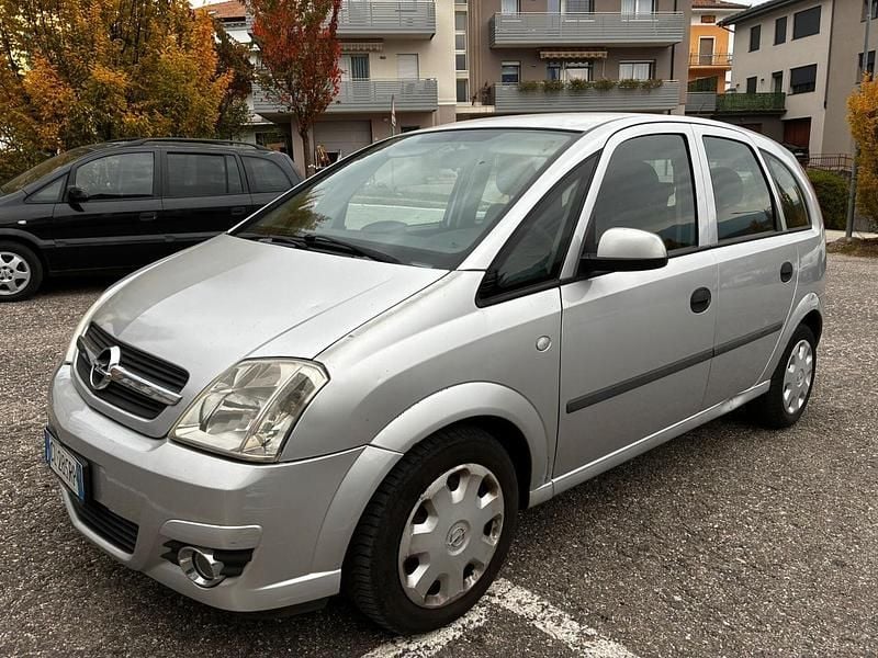 Argento Usata 2004 Opel Meriva Monovolume | 1700 € (Buon prezzo) - Immagine 1/4