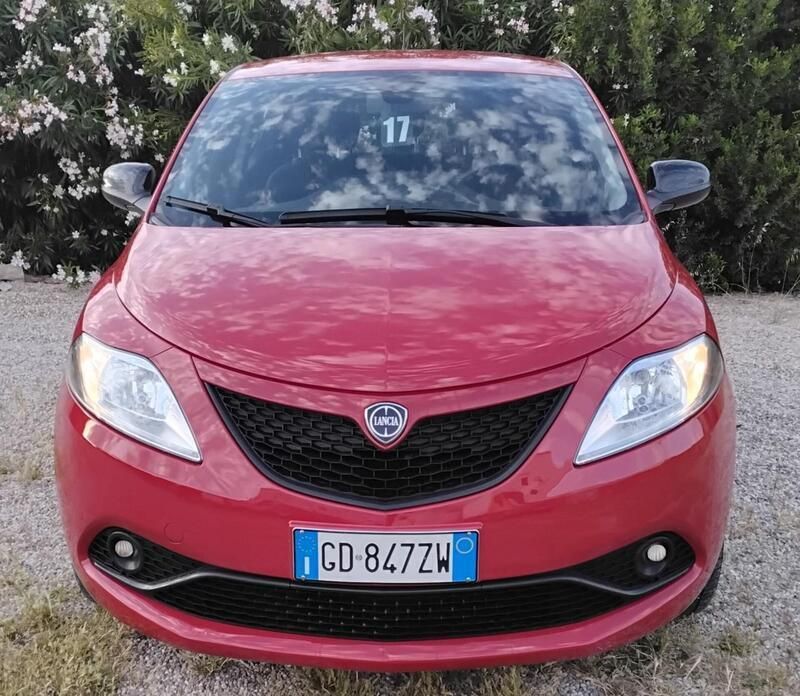 Usata Lancia Ypsilon Silver 69 CV (50 kW) 2021 Rosso Utilitaria