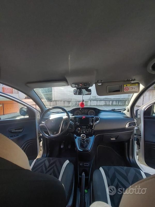 Usata Lancia Ypsilon 69 CV (50 kW) 2016 Bianco Utilitaria