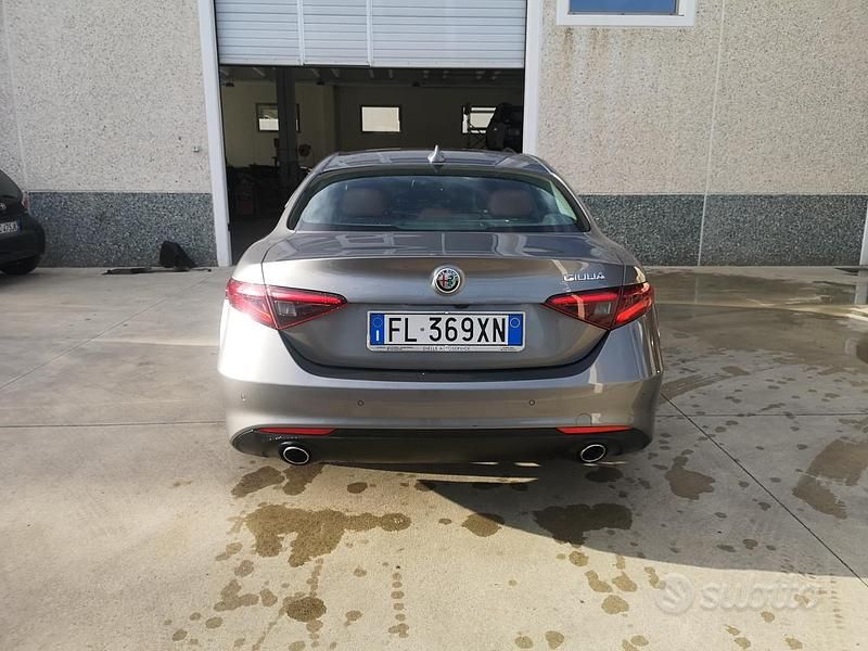 Usata Alfa Romeo Giulia Super 180 CV (132 kW) 2017 Grigio Berlina