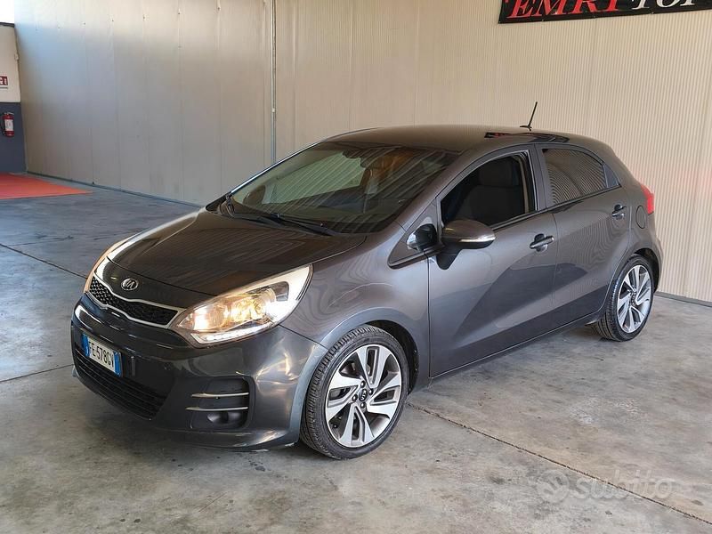 Usado Kia Rio 90 CV (66 kW) 2016 Gris Utilitario