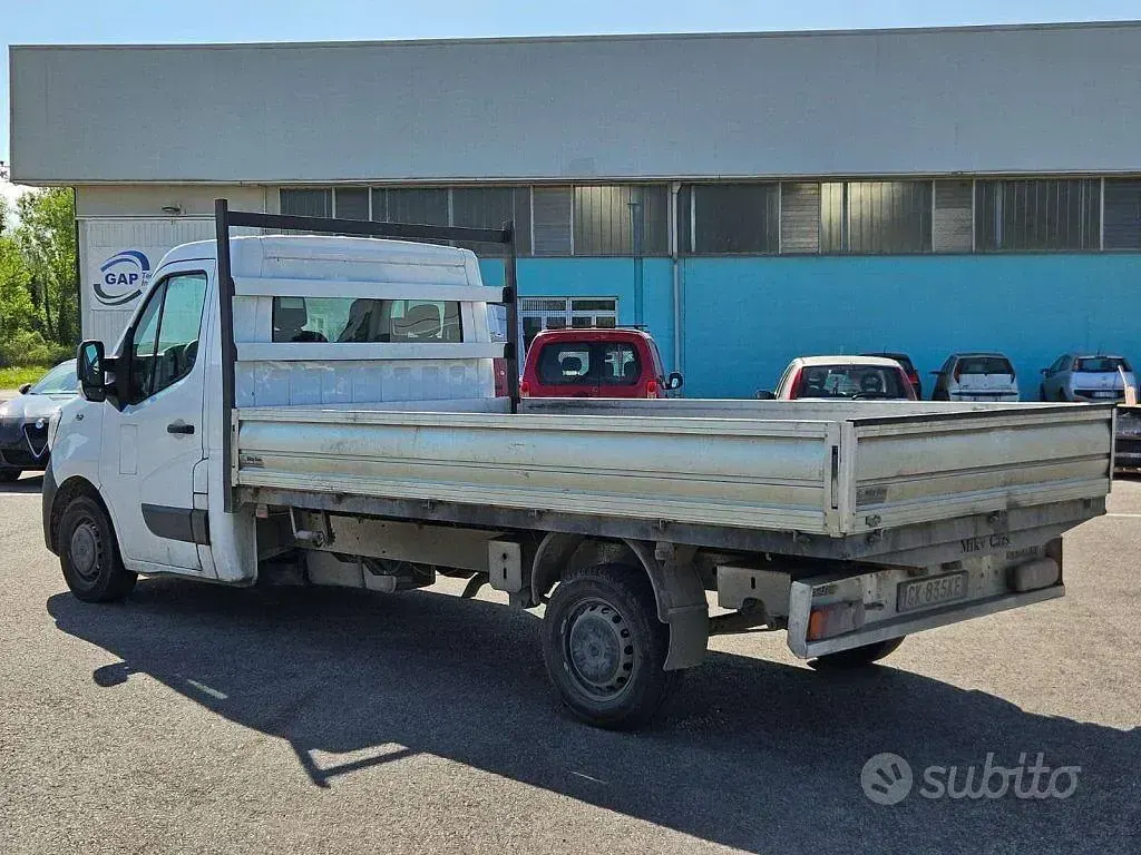 Usata Renault Master 145 CV (106 kW) 2023 Grigio Monovolume