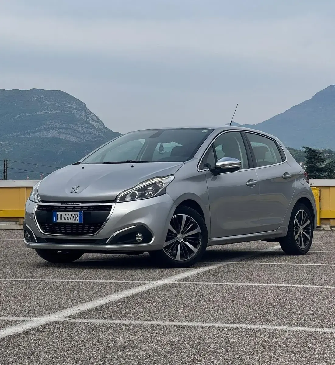 Usata Peugeot 208 Allure 75 CV (55 kW) 2017 Argento Utilitaria