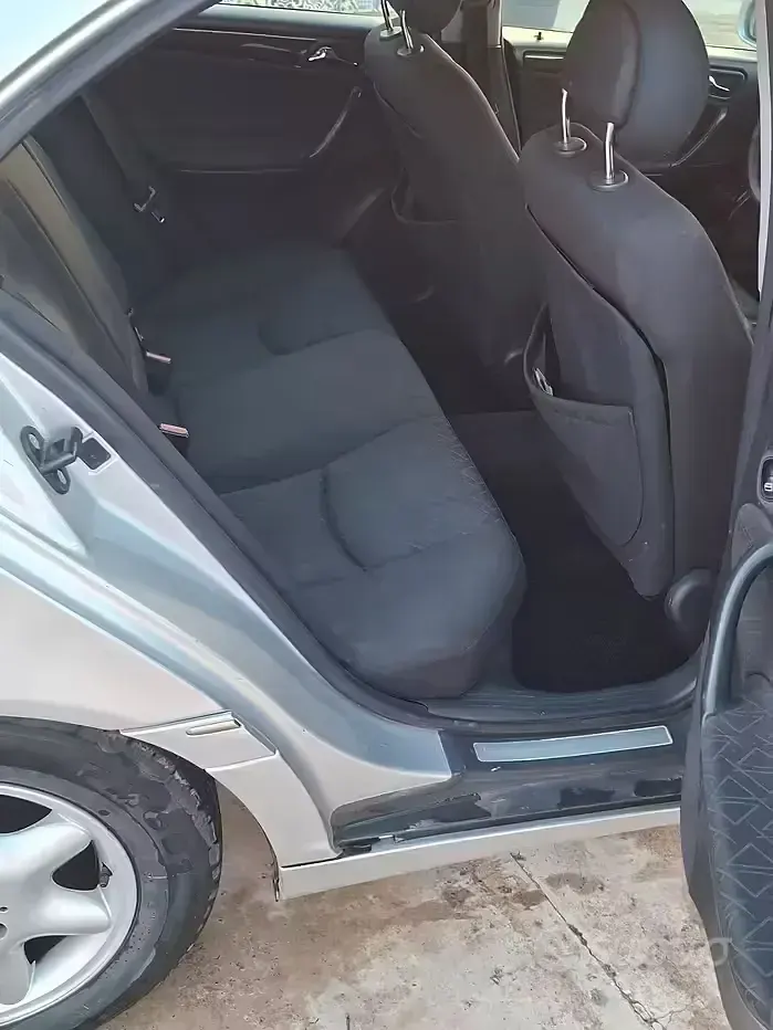 Usata Mercedes C220 Elegance 143 CV (105 kW) 2001 Grigio Berlina