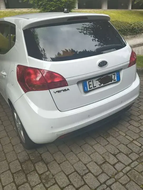 Usata Kia Venga Active 90 CV (66 kW) 2012 Bianco Utilitaria