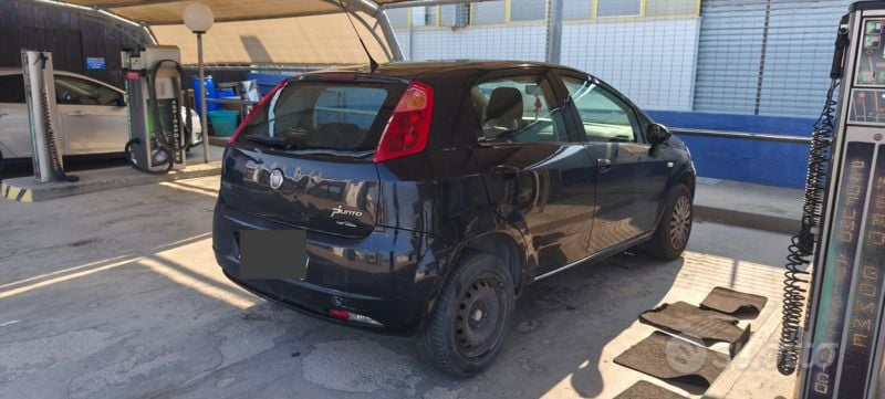 Nero Usata 2010 Fiat Grande Punto Utilitaria | 1950 € (Ottimo prezzo) - Immagine 1/4