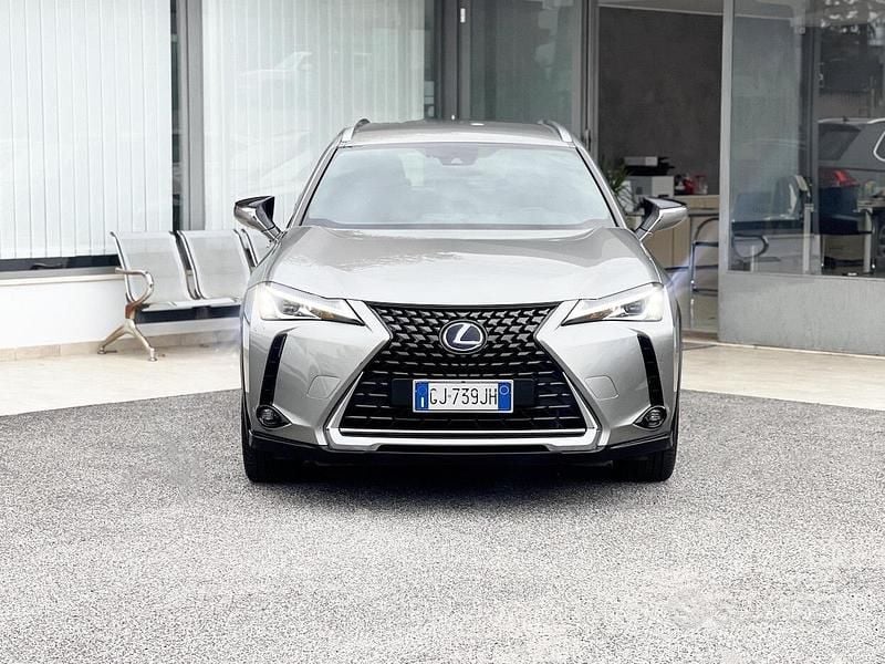 Usata Lexus UX 152 CV (111 kW) 2022 Argento SUV