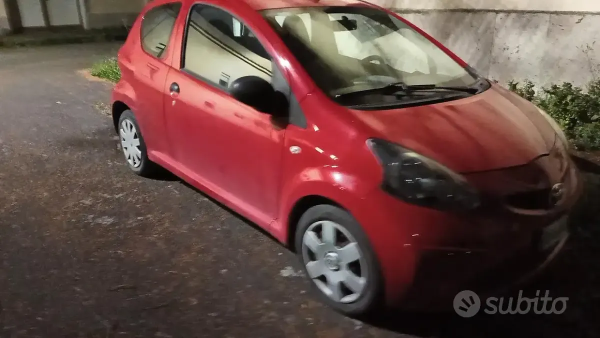 Usata Toyota Aygo 68 CV (50 kW) 2007 Rosso Utilitaria