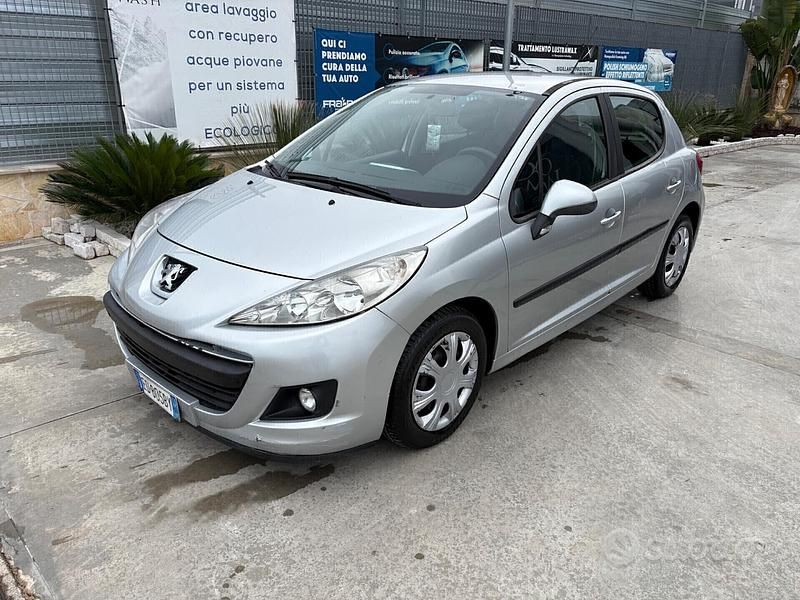 Grigio Usata 2010 Peugeot 207 Tre volumi | 2490 € (Ottimo prezzo) - Immagine 1/4