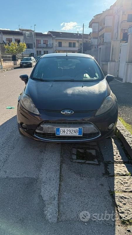 Usata 2012 Ford Fiesta Tre volumi | 1800 € (Super prezzo) - Immagine 1/4