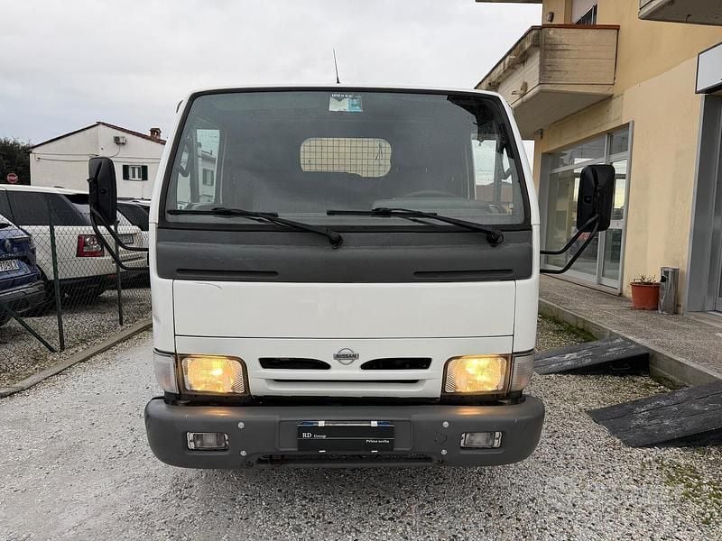 Usata Nissan Cabstar SE 119 CV (87 kW) 2003 Bianco Pick-up