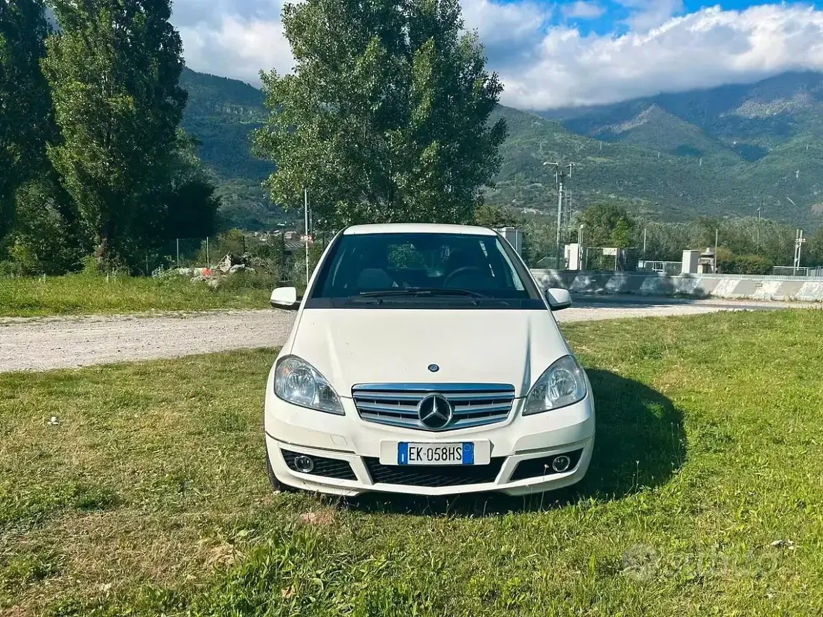 Usata Mercedes A180 Avantgarde 109 CV (80 kW) 2011 Bianco Utilitaria