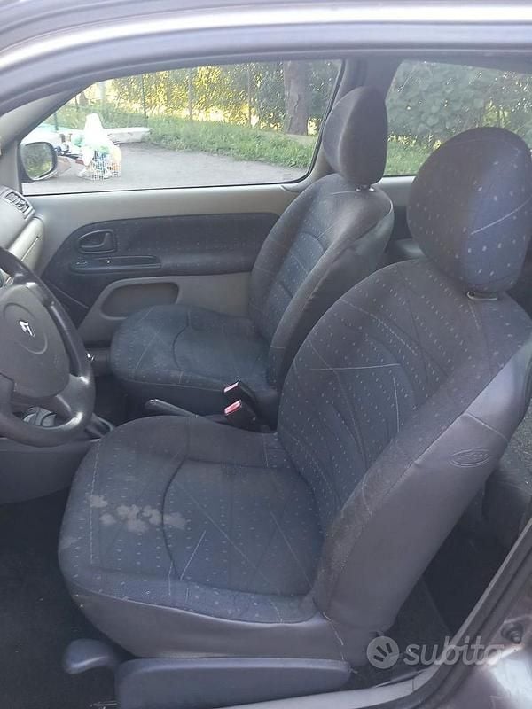 Usata Renault Clio II 58 CV (42 kW) 2003 Grigio Utilitaria