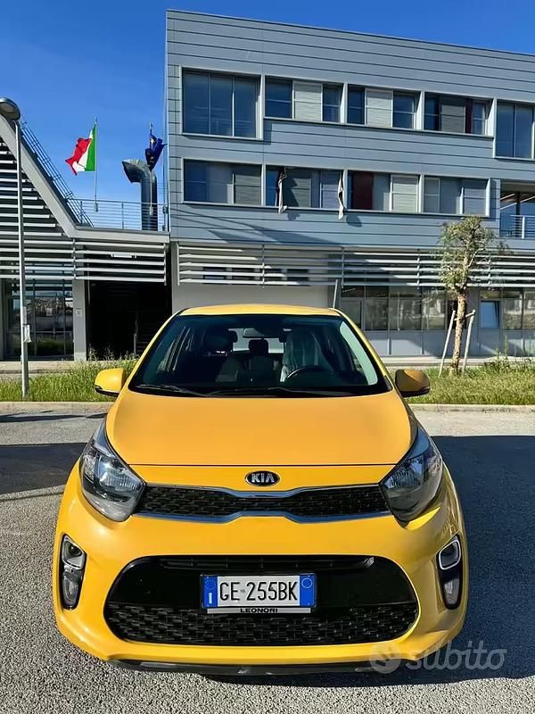 Usata Kia Picanto X-Line 67 CV (49 kW) 2021 Giallo Utilitaria