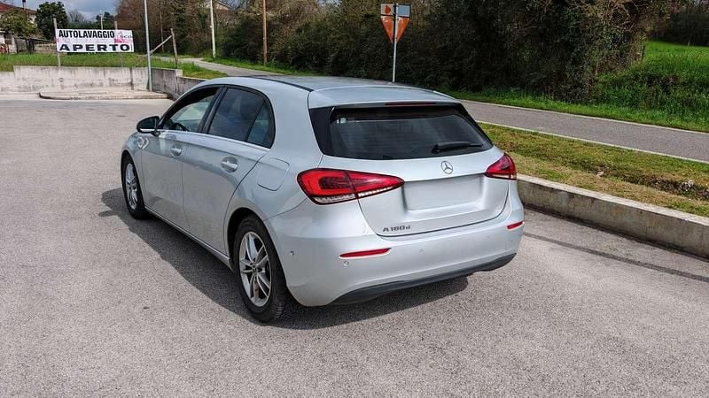 Usata Mercedes A180 Business 116 CV (85 kW) 2019 Argento Berlina