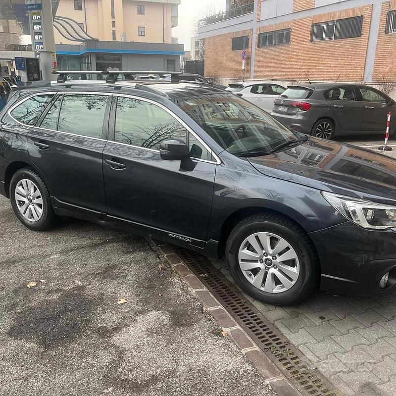 Usado Subaru Outback 150 CV (110 kW) 2015 Negro Familiar