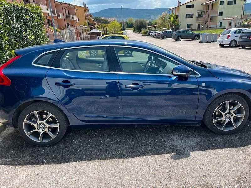 Usata Volvo V40 Ocean Race 150 CV (110 kW) 2016 Blu Berlina