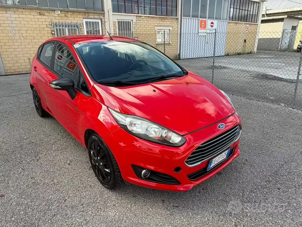 Usado Ford Fiesta 95 CV (69 kW) 2016 Rojo Utilitario