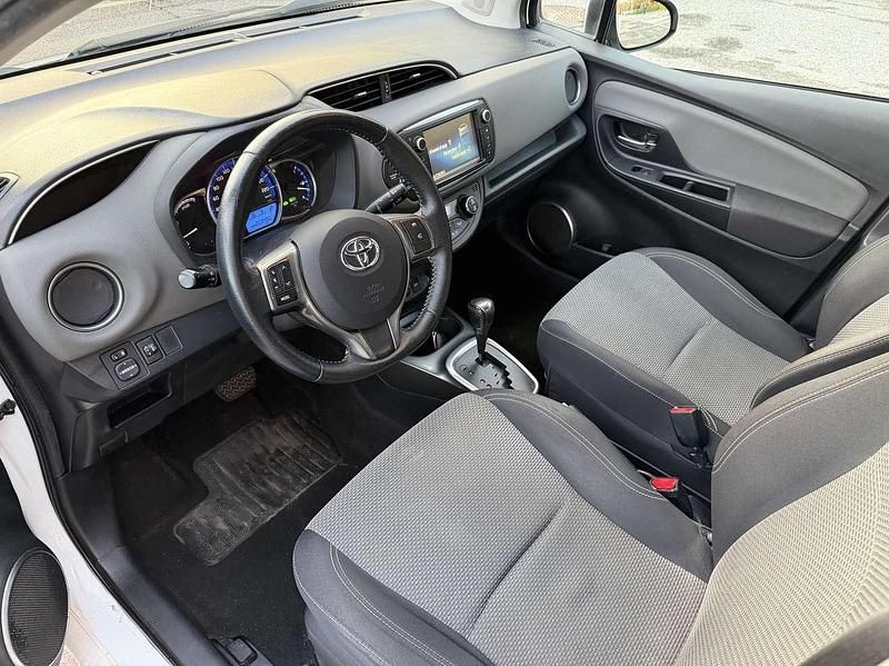 Usata Toyota Yaris Hybrid Cool 75 CV (55 kW) 2015 Bianco Berlina